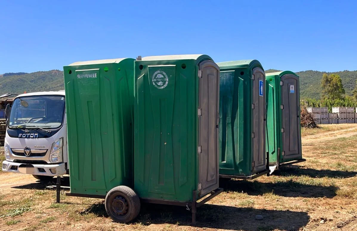 Baños portátiles junto a un camión