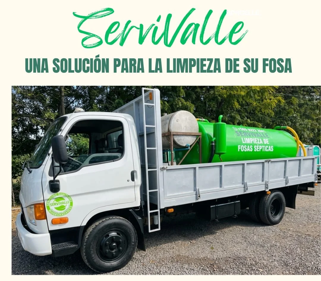 Camión blanco de Servivalle con estanque verde para limpieza de fosas sépticas